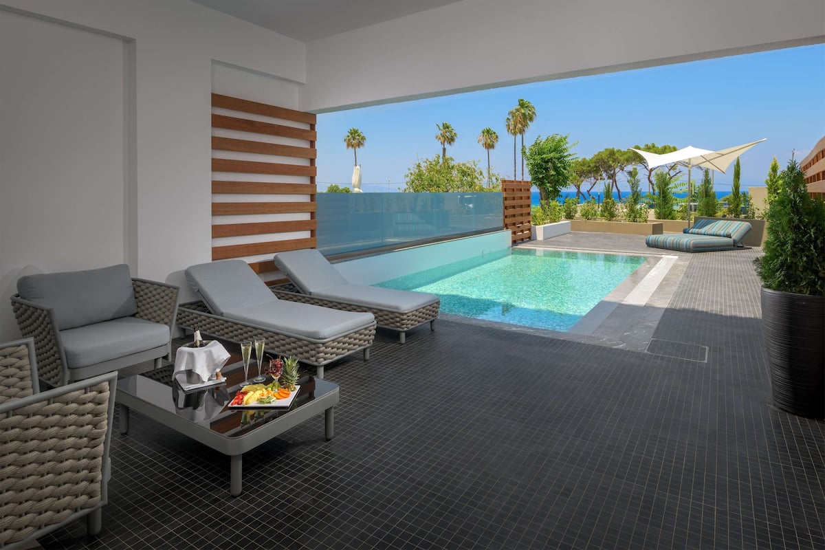 Superior Suite, Heated Private Pool (Adults Only) | 1 phòng ngủ, bàn, phòng cách âm, truy cập Internet không dây miễn phí
