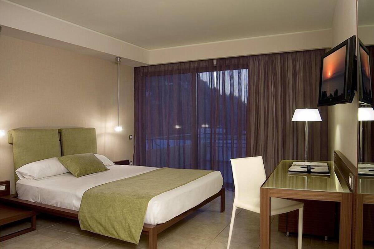 Suite, Sea View | 1 bedroom, desk, soundproofing, free WiFi