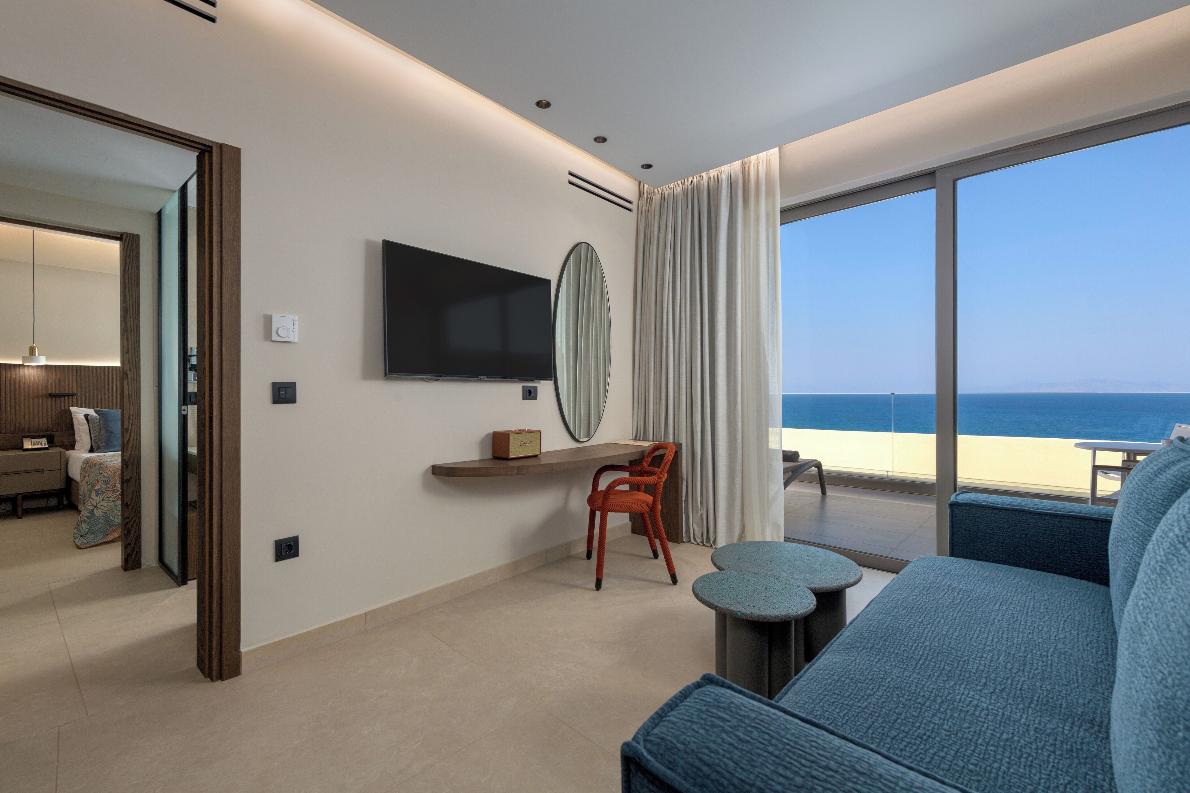 Premium Junior Suite Panoramic Sea View | Soggiorno | Tavolo da ping pong, libri