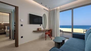 Premium Junior Suite Panoramic Sea View | Soggiorno | Tavolo da ping pong, libri