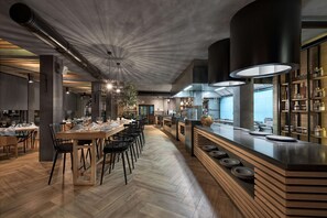 6 restaurantes; se sirven desayunos 