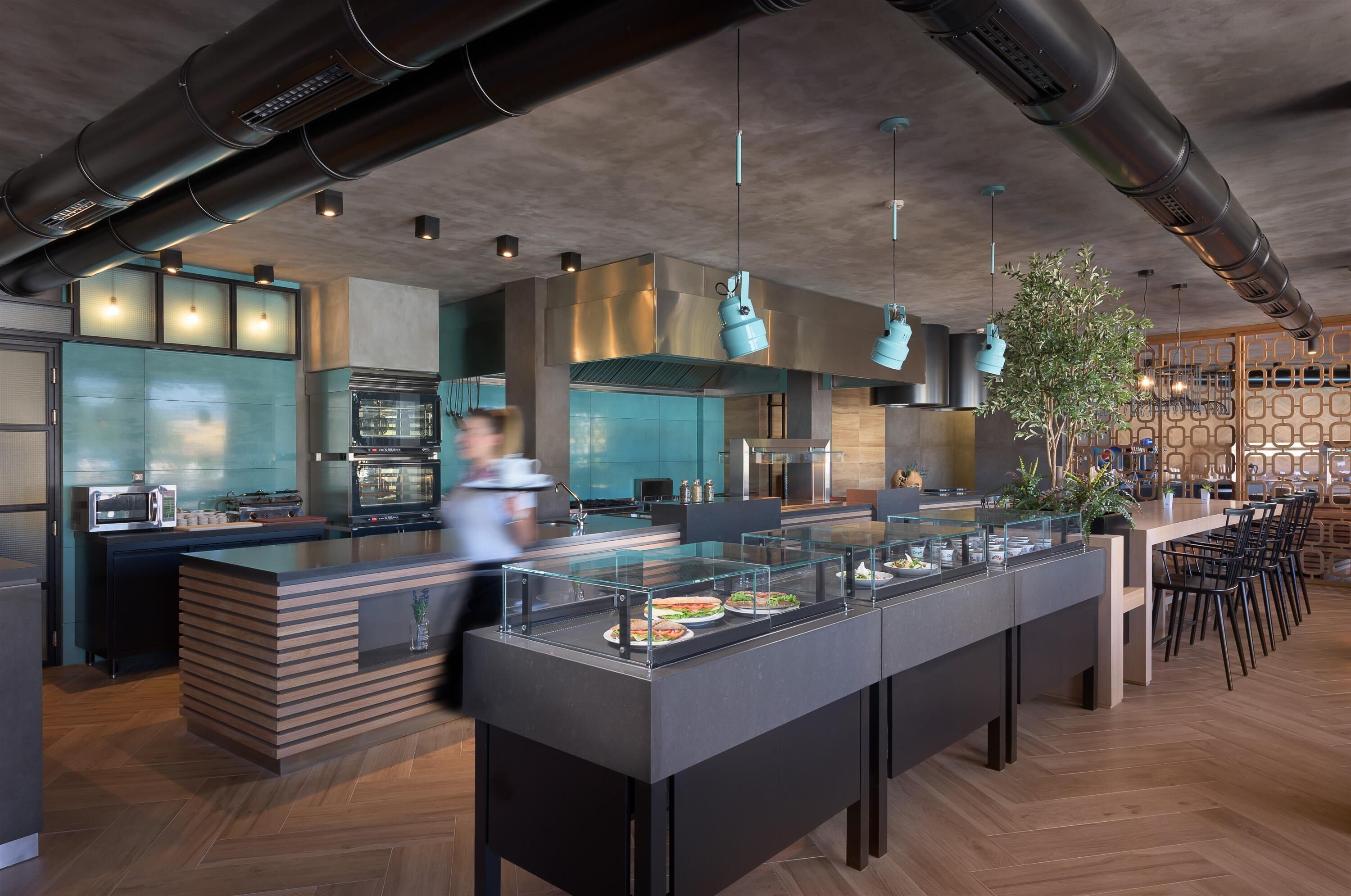 6 restaurants; breakfast, lunch, dinner and brunch served 