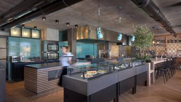 6 restaurants; breakfast, lunch, dinner and brunch served