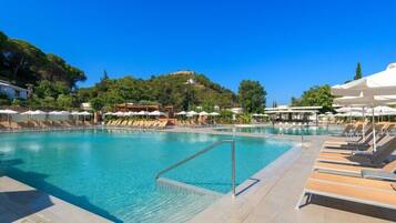 Una piscina cubierta, 3 piscinas al aire libre, sombrillas, tumbonas
