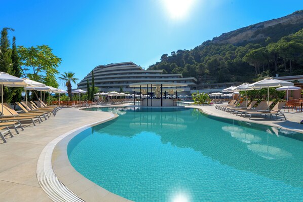 Sisäuima-allas ja 3 ulkouima-allasta avoinna 9.00–18.00, aurinkovarjoja