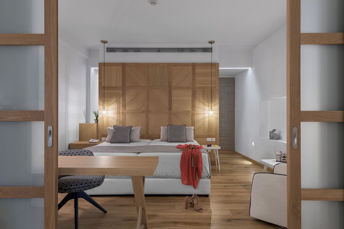 Superior Suite, Heated Private Pool (Adults Only) | 1 makuuhuone, työpöytä, äänieristys, ilmainen Wi-Fi