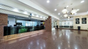 A spacious lobby with a reception desk, modern lighting, and a clean, polished floor. - Relaxia Beverly Park (San Bartolomé de Tirajana)