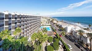 A hotel with multiple balconies, a swimming pool, and a beach view. - Relaxia Beverly Park (San Bartolomé de Tirajana)