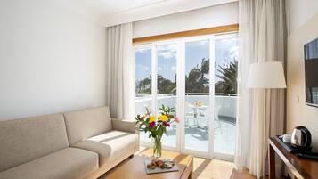 Minibar, coffres-forts dans les chambres, bureau