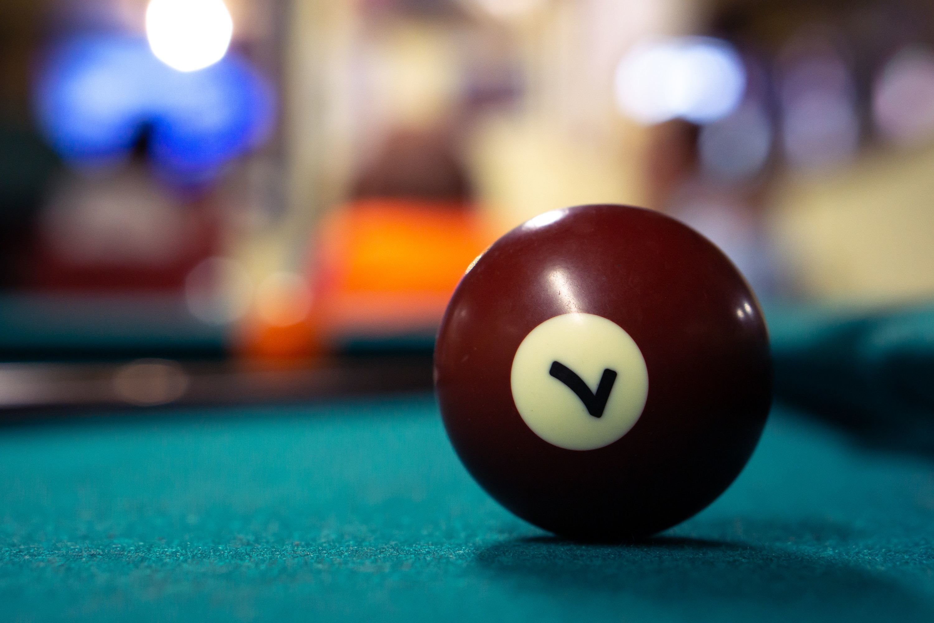 Primer plano de una bola de billar sobre una mesa de pool.