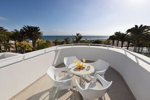 Een minibar, een kluis op de kamer, een bureau