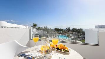 Minibar, coffres-forts dans les chambres, bureau