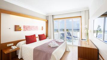 Minibar, brankas, meja kerja, dan setrika/meja setrika