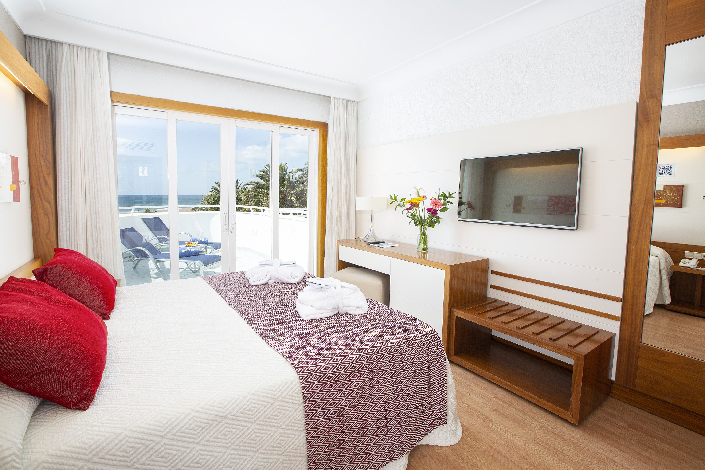 Minibar, coffres-forts dans les chambres, bureau