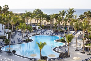 Piscine extérieure, chaises longues