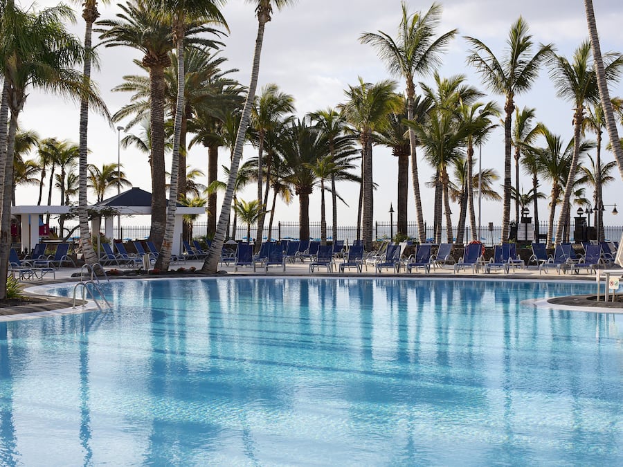 Utendørsbasseng og solsenger