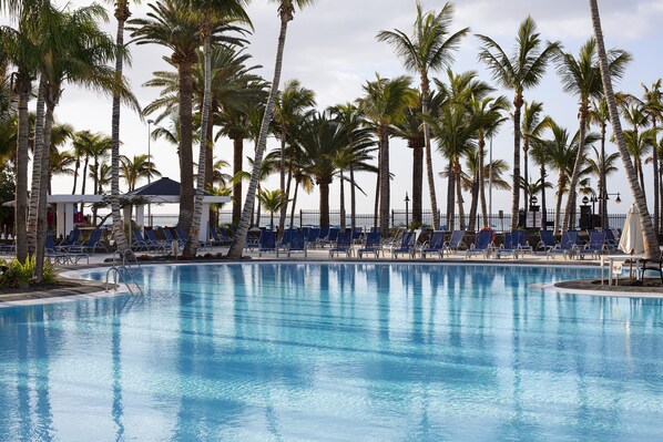 Outdoor pool, pool loungers