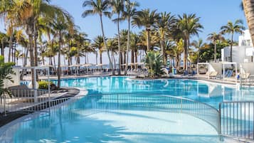 Piscine extérieure, chaises longues