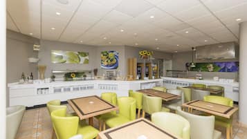2 restaurantes; se sirven desayunos, almuerzos y cenas