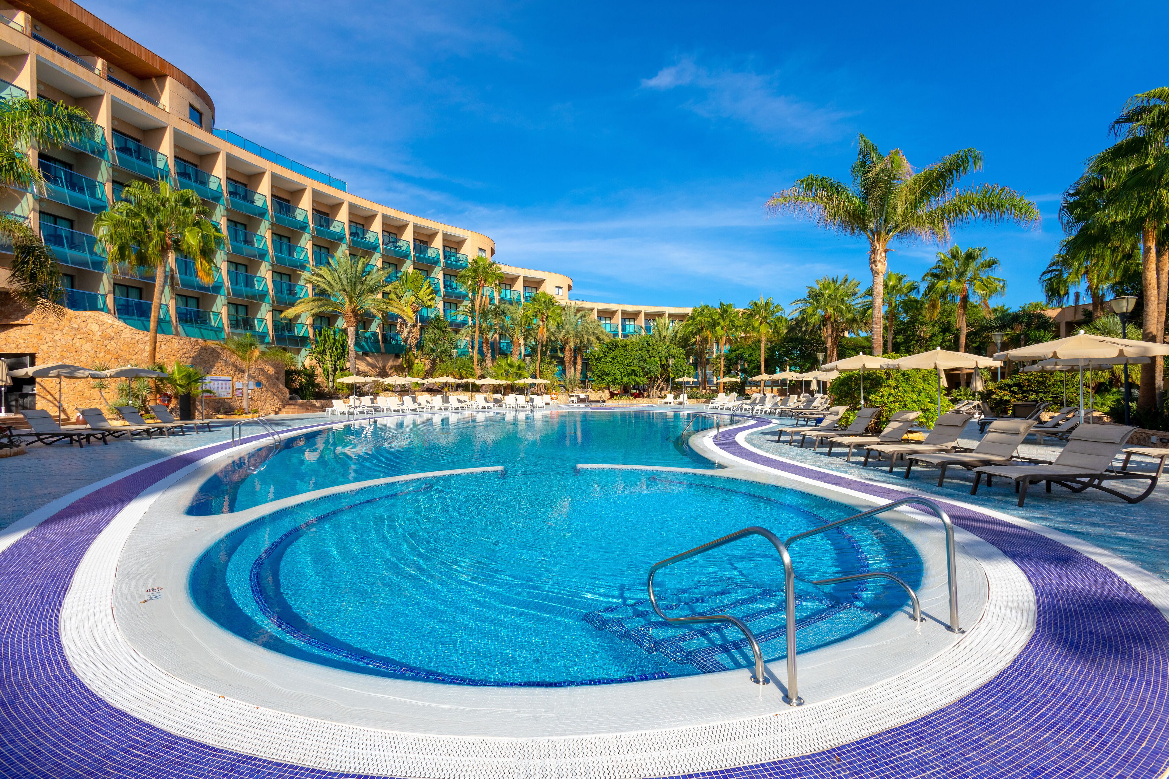 Una piscina techada, una piscina al aire libre
