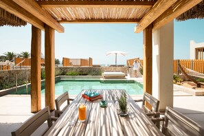 Superior Villa Private Pool | عناصر مجانية داخل الميني بار وخزنة داخل الغرفة ومكتب