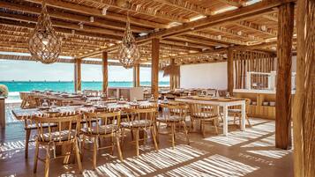 6 restaurantes; se sirven desayunos, comidas, cenas y brunch