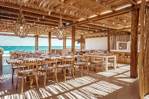6 restaurants, breakfast, lunch, dinner served; international cuisine