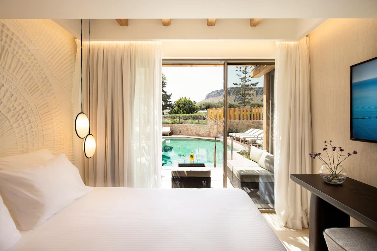 Superior Family Suite Sharing Pool | 1 bedroom, free minibar, in-room safe, desk