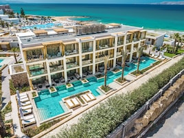 Minibar con artĂculos gratuitos y caja de seguridad en la habitaciĂłn