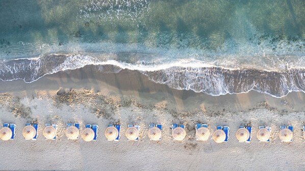 Playa en los alrededores, camastros y sombrillas