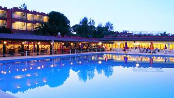 Seasonal outdoor pool, free cabanas, pool umbrellas