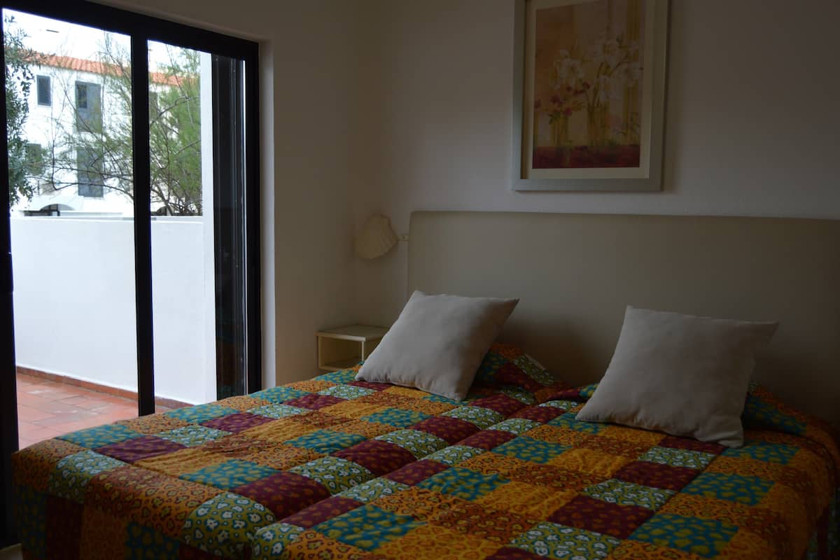 Apartment, 1 Schlafzimmer (Garden area, for 4 people) | Zimmersafe, Bügeleisen/Bügelbrett, kostenlose Babybetten