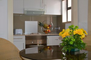 Apartment, 1 Bedroom (Garden area, for 4 people) | Private kitchen | Fridge, microwave, stovetop, coffee/tea maker - Mouraliz Apartmentos (Loule)