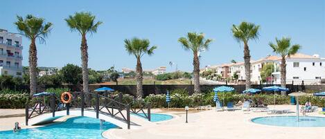 2 piscines extérieures, chaises longues
