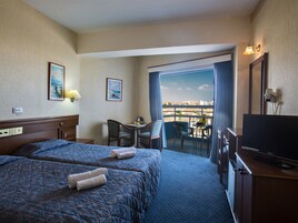 Free cribs/infant beds, rollaway beds, WiFi