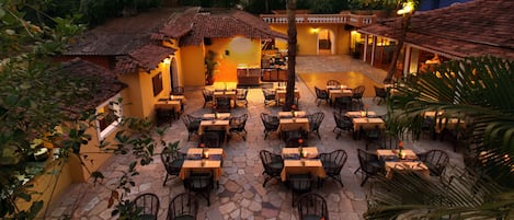 Serviço de café da manhã, almoço, jantar; restaurante ao ar livre