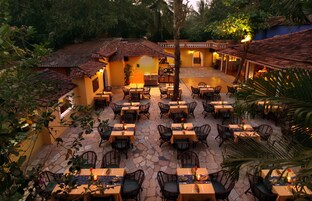 Se sirven desayunos y almuerzos, restaurante con mesas al aire libre