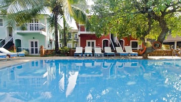 Hồ bơi ngoài trời