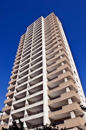 A tall, modern high-rise building with a grid of balconies. - Vistamar Apartamentos (Benidorm)