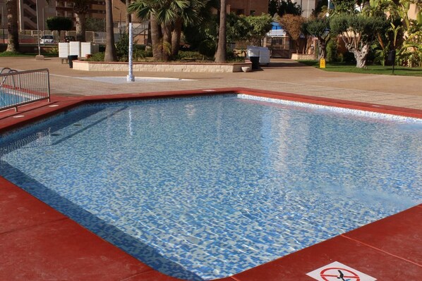 Piscina com borda vermelha e placa indicando que mergulhos não são permitidos.