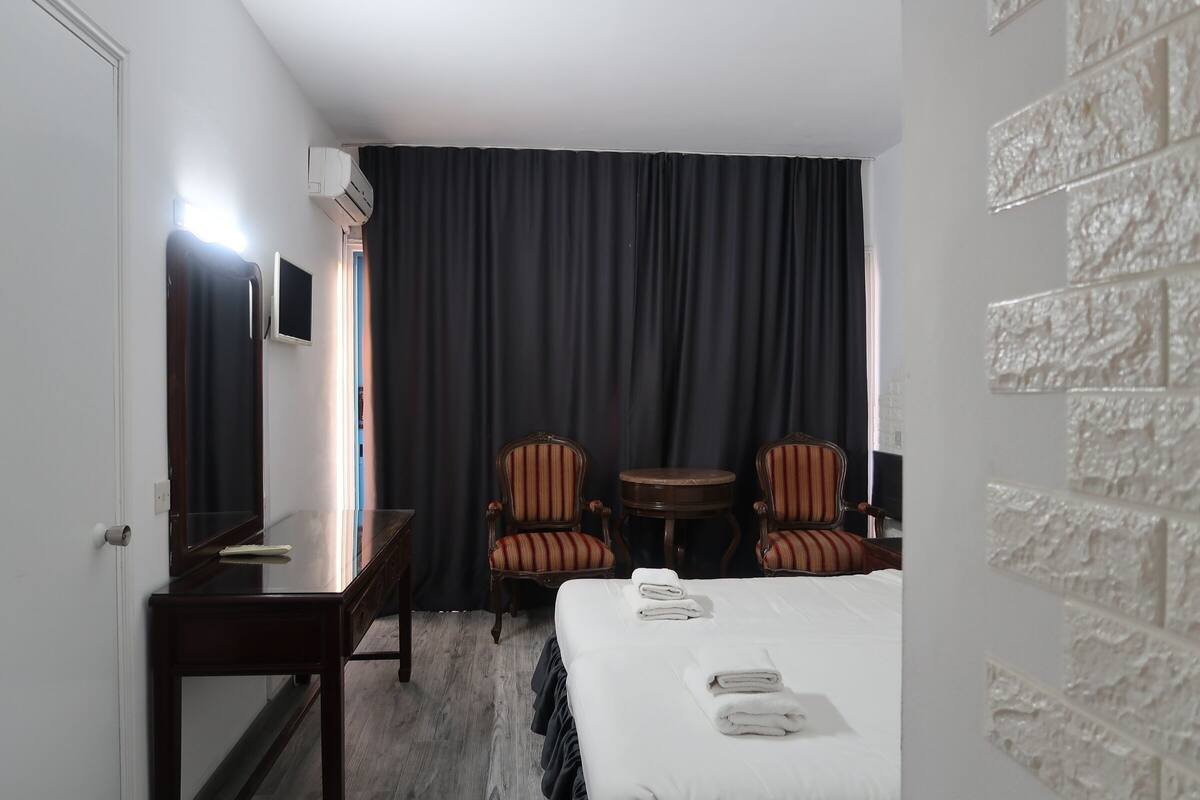In-room safe, cribs (free), rollaway beds (free), bed sheets
