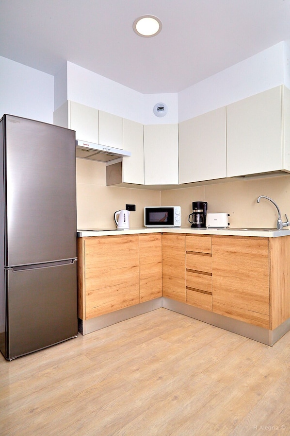 Geladeira, cafeteira/chaleira, chaleira elétrica