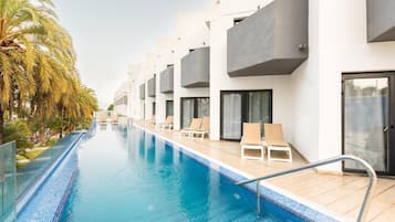 Kolam renang outdoor, dengan kursi berjemur