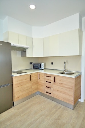 Apartamento 2 pax (1 dormitorio) | Cozinha privada | Geladeira, cafeteira/chaleira, chaleira elétrica