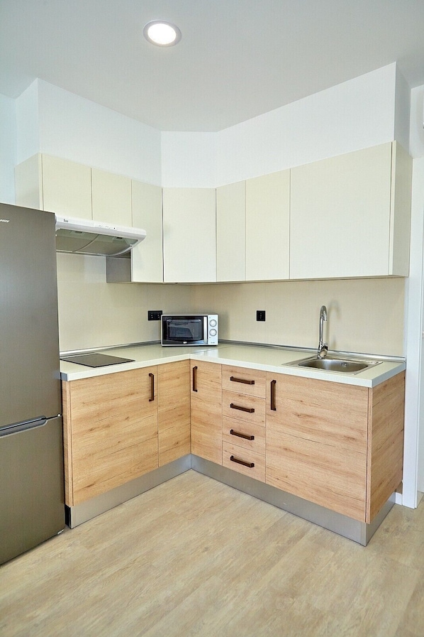 Apartamento 2 pax (1 dormitorio) | Private kitchen | Fridge, coffee/tea maker, electric kettle, cookware/dishes/utensils - ALEGRIA Barranco (Arona)