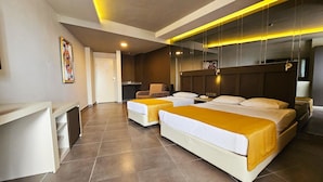 A hotel room with two beds, a desk, and a chair. - Blue Star Hotel Alanya (Alanya)