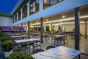 รับประทานอาหารกลางแจ้ง