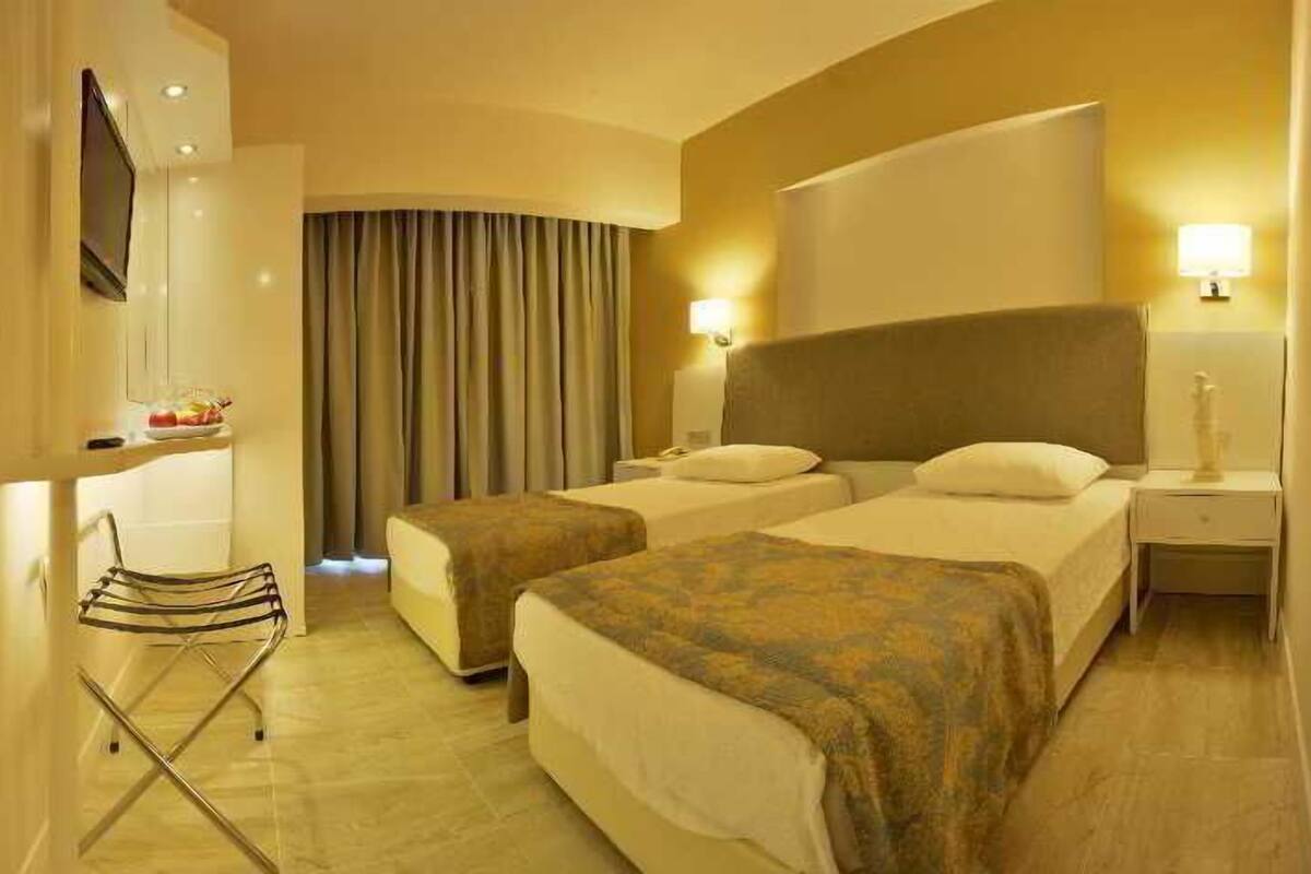 Premium bedding, minibar, in-room safe, WiFi (free)