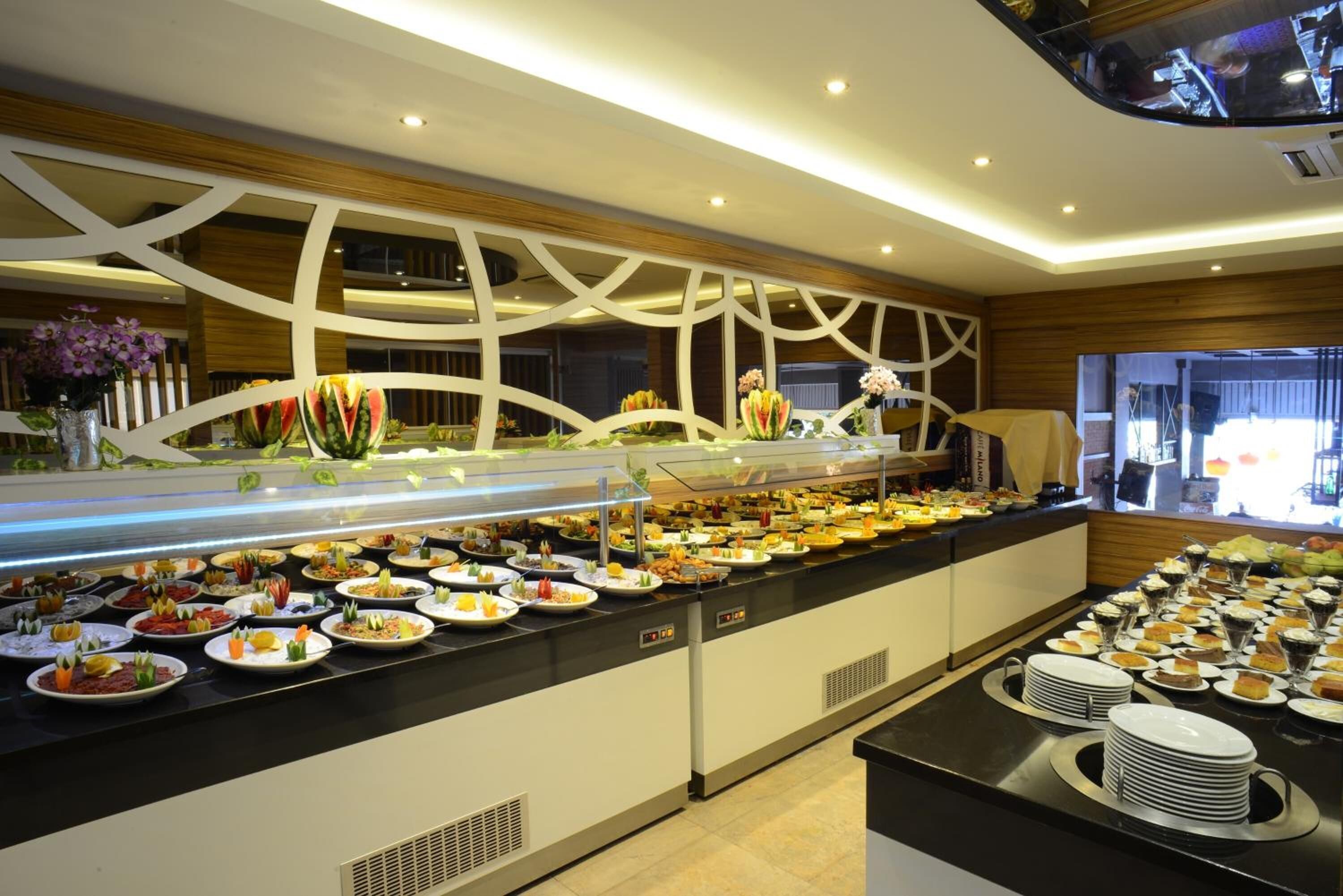 lunch and dinner served, international cuisine