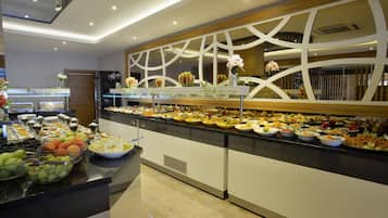 Lunch and dinner served, international cuisine